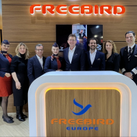 © BARIG e.V.: BARIG Chairman und Executive Director Michael Hoppe (5.v.l.) und das Team von Freebird Airlines freuen sich auf den gemeinsamen Austausch. Persönliches Kennenlernen auf der ITB Berlin 2026, der weltweit führenden Reisefachmesse.