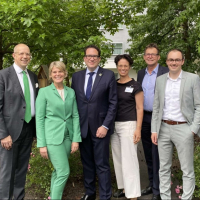 © ACCF (v.l.n.r.): Patrik Tschirch (LUG), Susanne Klingler-Werner (UPS SCS), Christian Riege (Riege Software), Grit Engelbart (Geschäftsführerin ACCF), Michael Hoppe (BARIG), Felix Toepsch (Hauptgeschäftsführer ACCF), Dietmar Focke (Fraport AG)