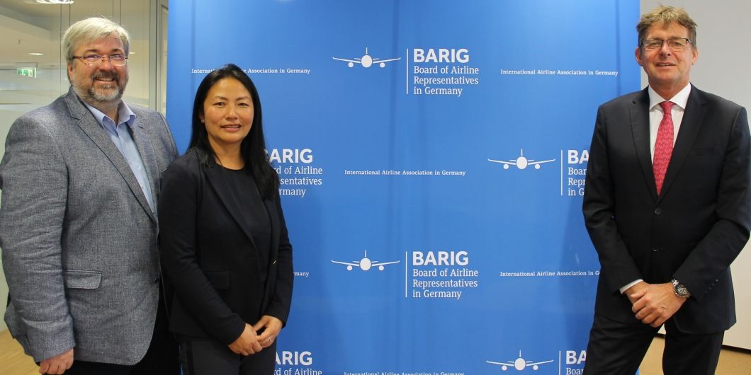 BARIG e.V. || BARIG Secretary General Michael Hoppe (right) with Kim Thuy Andrée and Frank Andrée from the German Airdog distribution team, the Dentdeal Produkt & Service GmbH. 