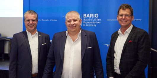 BARIG e.V. (v.l.n.r.): Ulrich Topp, Director Aviation Business Development, und Dr. Henning Pfisterer, Senior Vice President Aviation und Accountable Manager, vom Flughafen Düsseldorf gemeinsam mit Michael Hoppe, BARIG Chairman und Executive Director. Austausch mit den Airlines auf der BARIG Vollversammlung am 13. Dezember 2023.